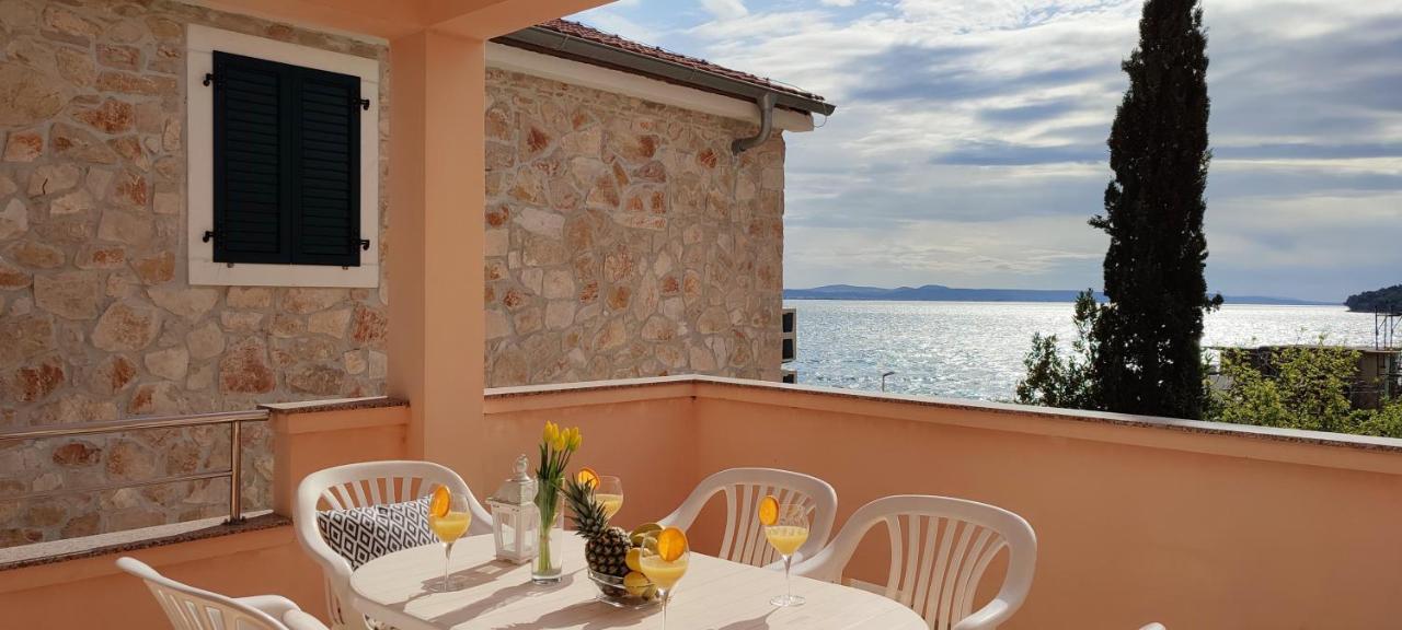 Apartman Sea Breeze - Beachfront *